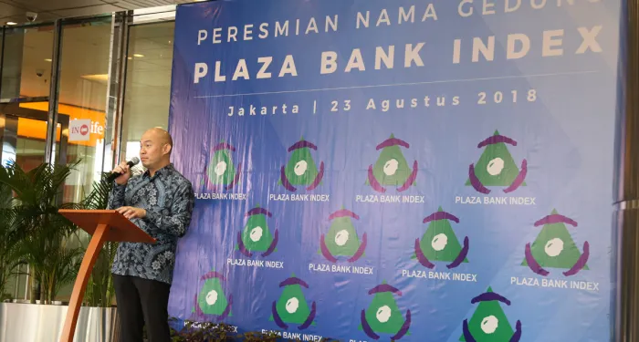 Commisioner of Plaza Bank Index in giving speech at formal ceremony of building